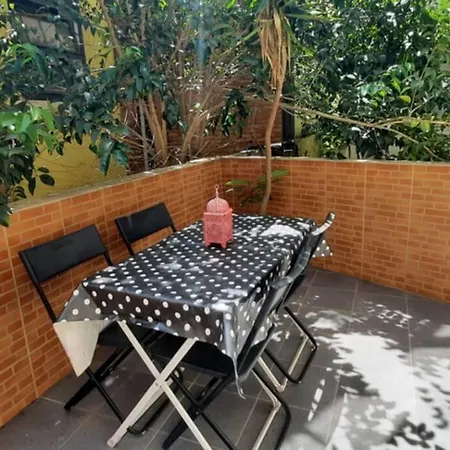 Charming Sunny Terrace / One Bedroom Lägenhet