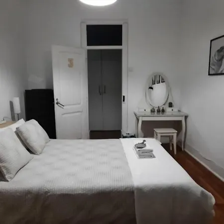 Charming Sunny Terrace / One Bedroom Lissabon